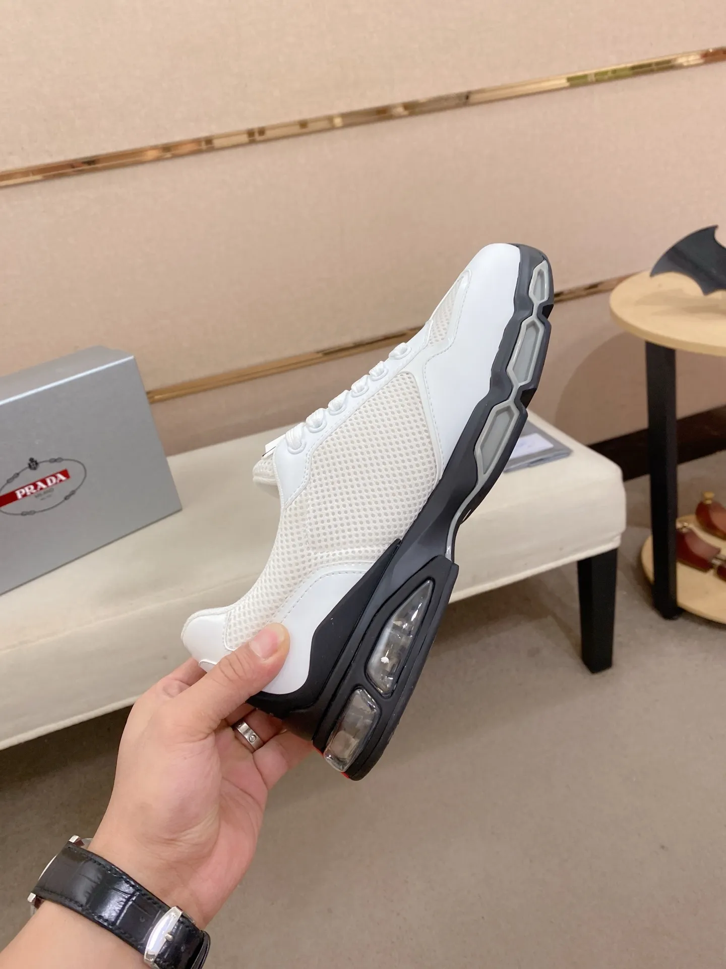 Factory price 660💰 ✔️✔️✔️High version High-quality new PRADA (Prada) counters are on the market at the same time, new men's shoes, 😘fabrics imported first-layer cowhide and mesh fabrics, purely handmade. Lining: Full cowhide lining. 👍🏿 High-end ☄️ air-cushion molded anti-slip rubber outsole, exquisite lines, simple and elegant, comfortable and high-end for leisure travel. Code number: 38 to 45